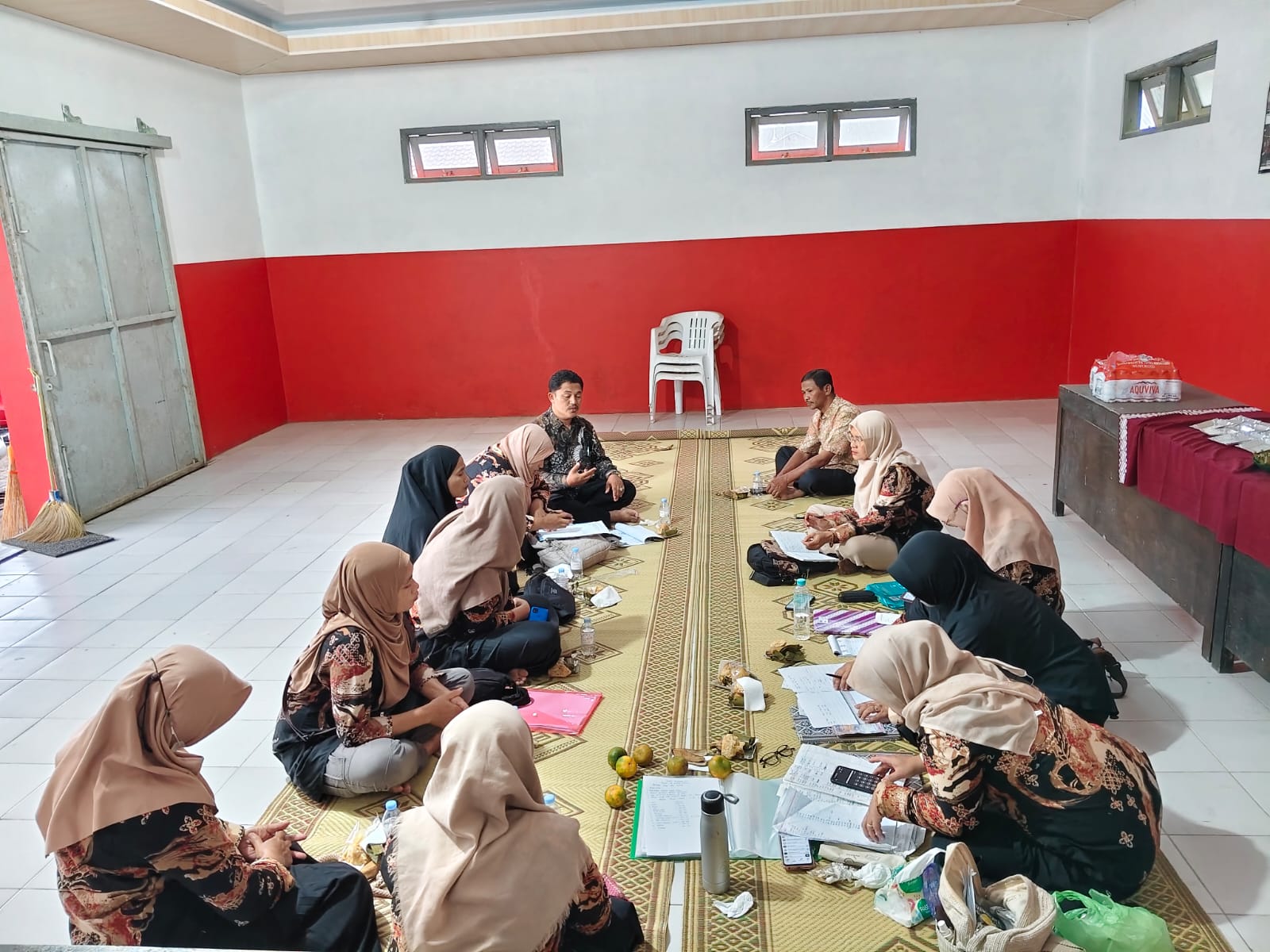 Kegiatan warga Forkom UMKM Kepuharjo di balai desa