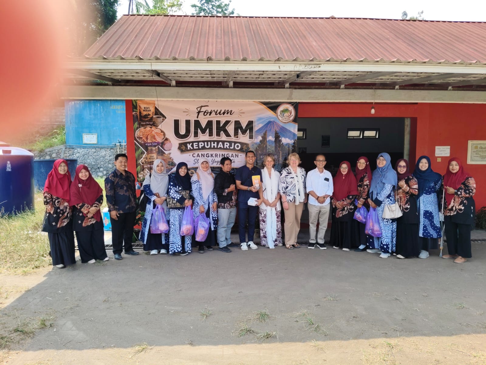 Pelaku UMKM Kepuharjo berfoto bersama di depan sekretariat