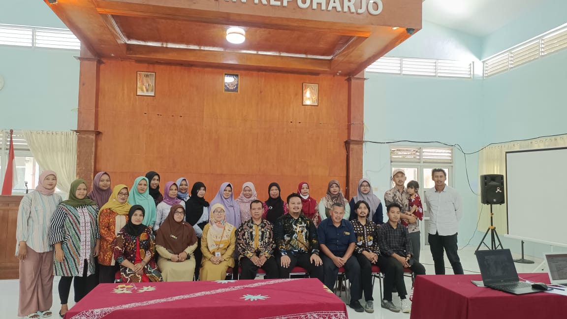 Pelaku UMKM berkumpul dalam kegiatan di aula Kepuharjo.