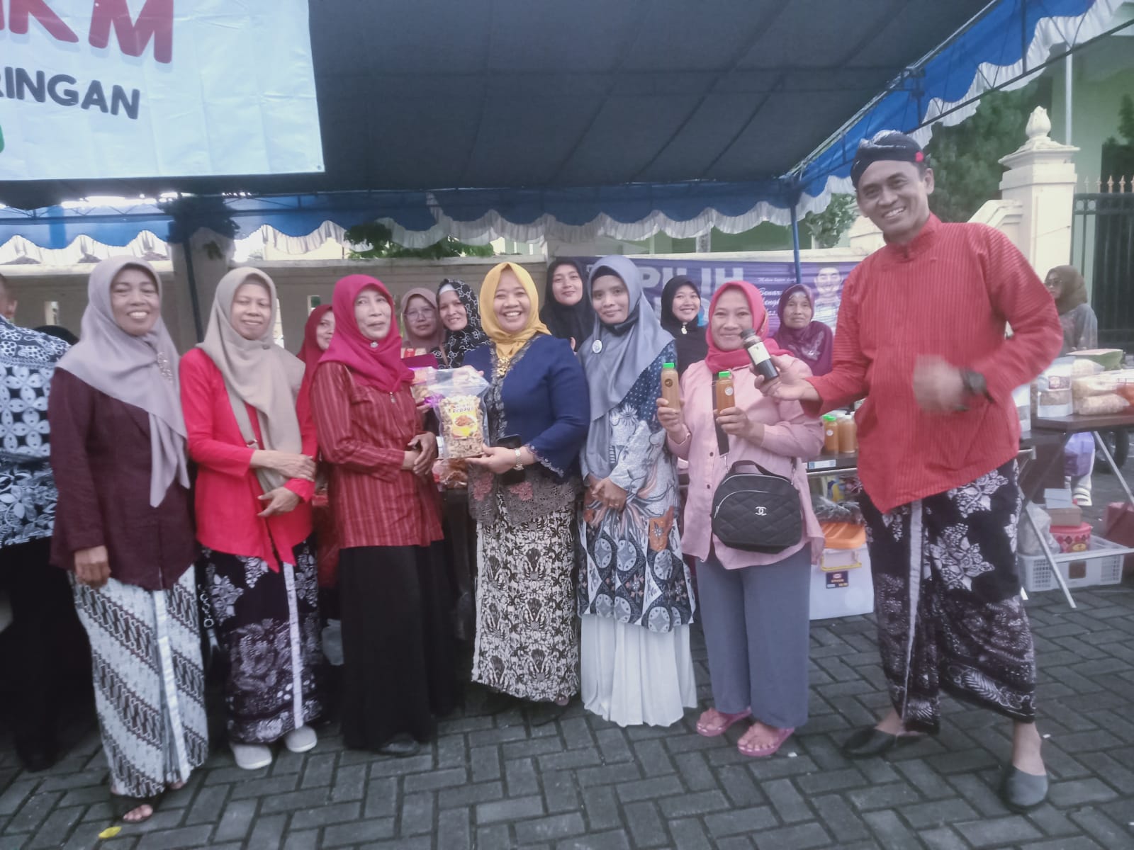 Pelaku UMKM mengenalkan produk kepada pengunjung.