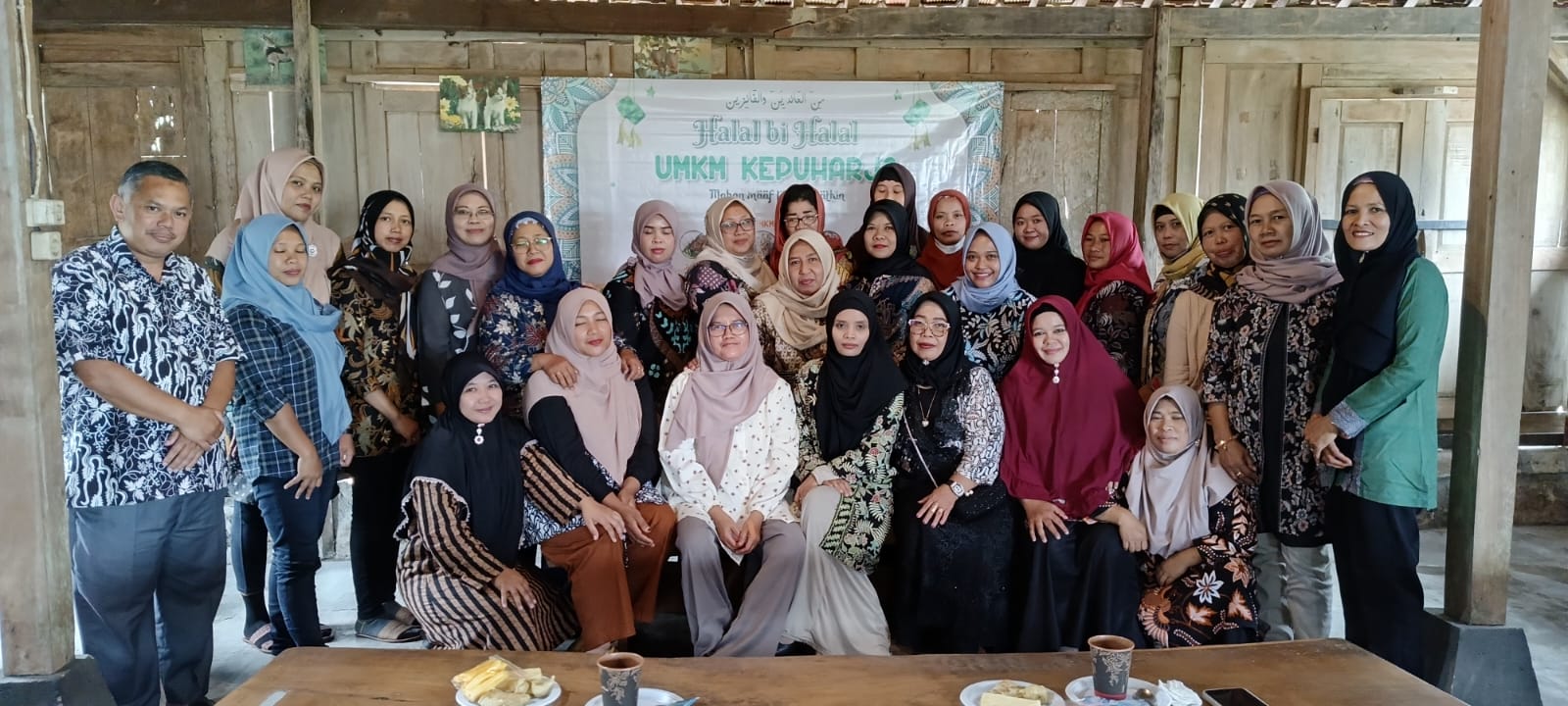 Pelaku UMKM berfoto bersama pada acara Halal Bihalal.