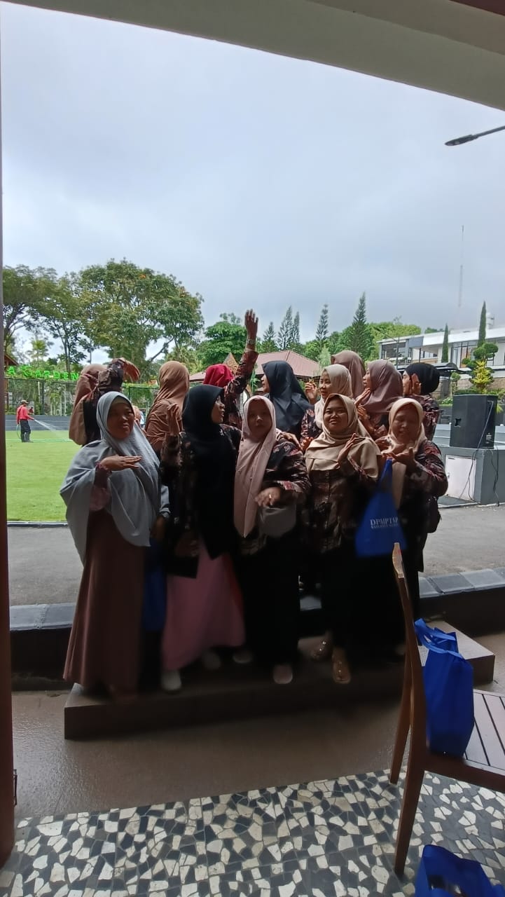 Kelompok pelaku UMKM berfoto bersama di dalam ruangan.