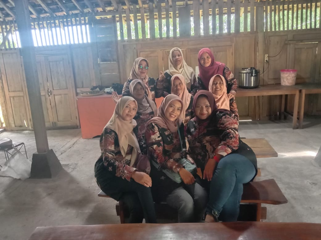 Pelaku UMKM berfoto bersama dalam kegiatan komunitas.