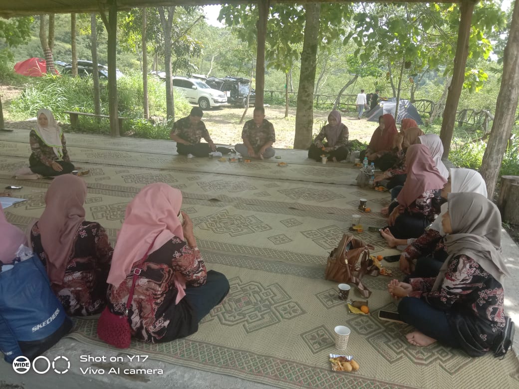 Pelaku UMKM berdiskusi bersama di area terbuka.