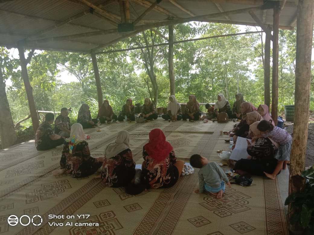 Warga berkumpul dalam kegiatan bersama di pendopo.