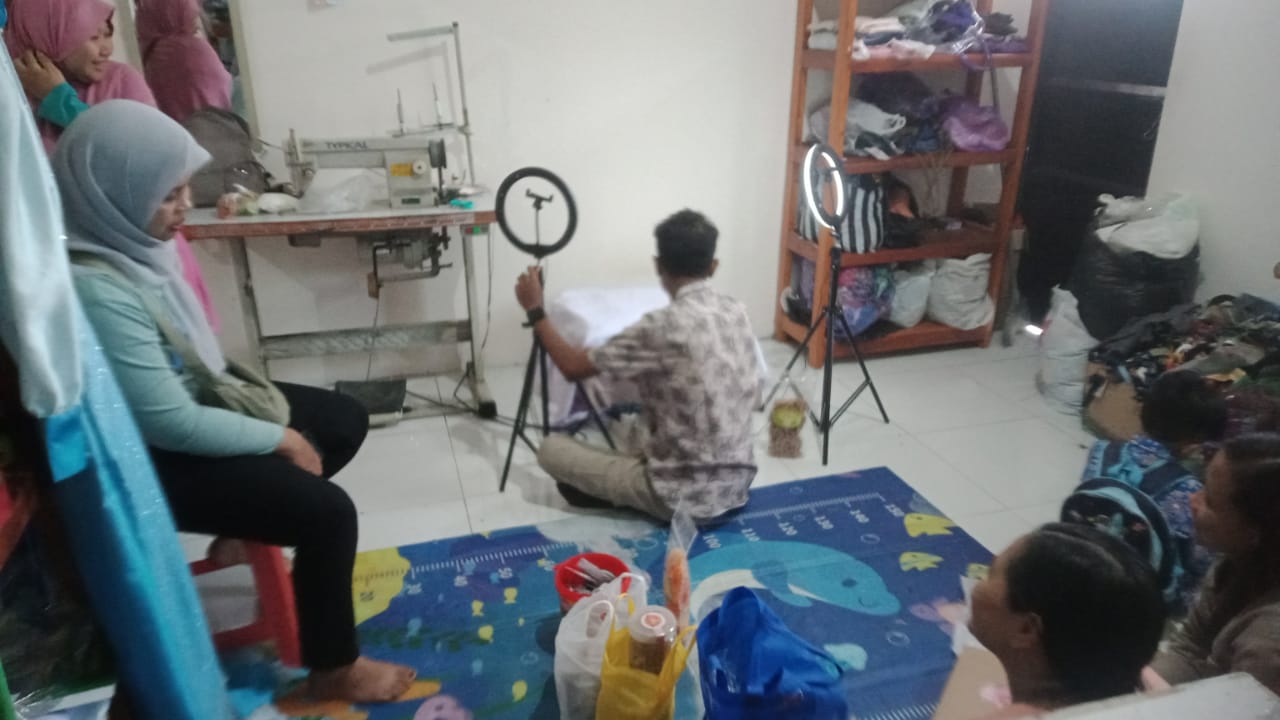 Dokumentasi kegiatan di ruang usaha jahit.