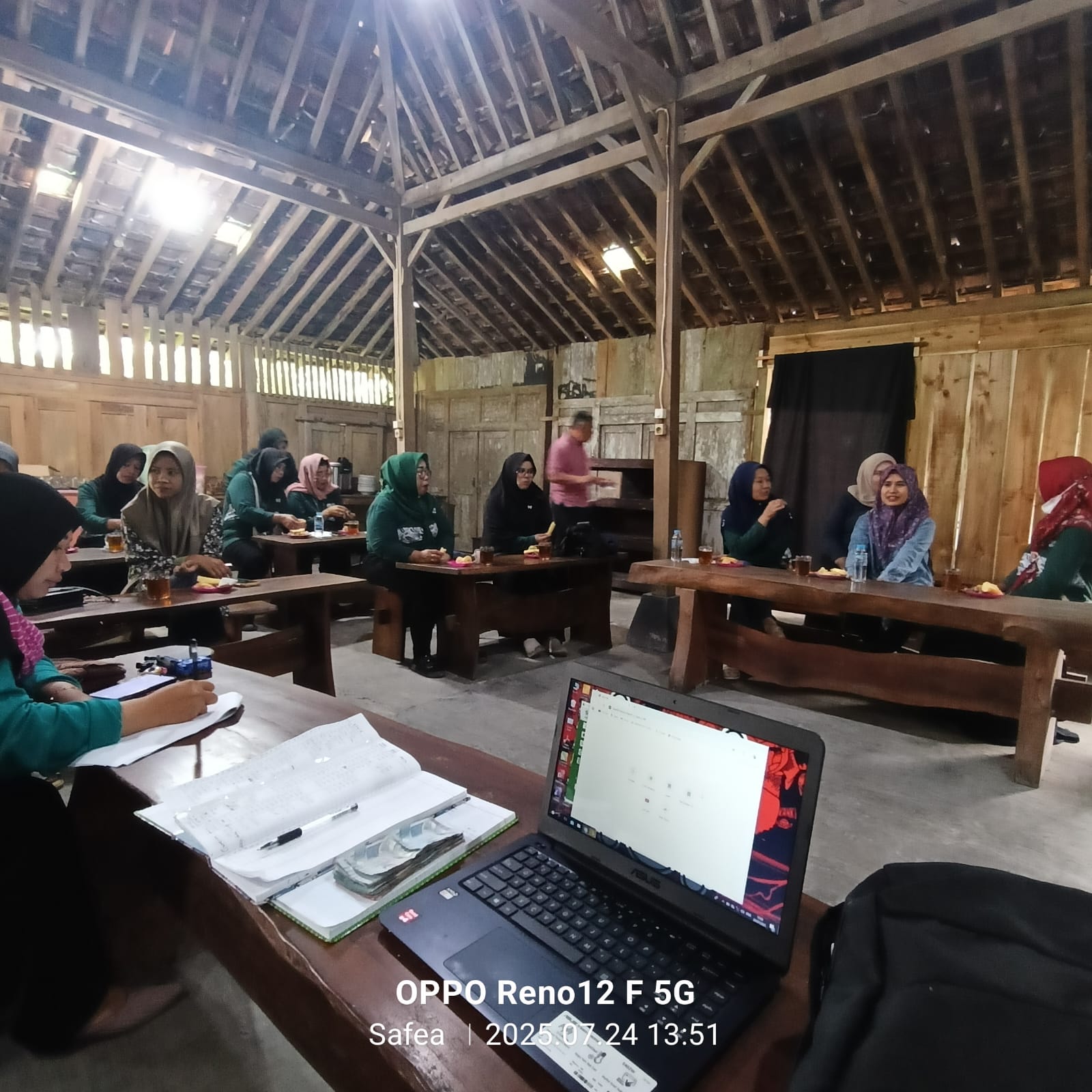 Pelaku UMKM mengikuti pertemuan koordinasi di aula.