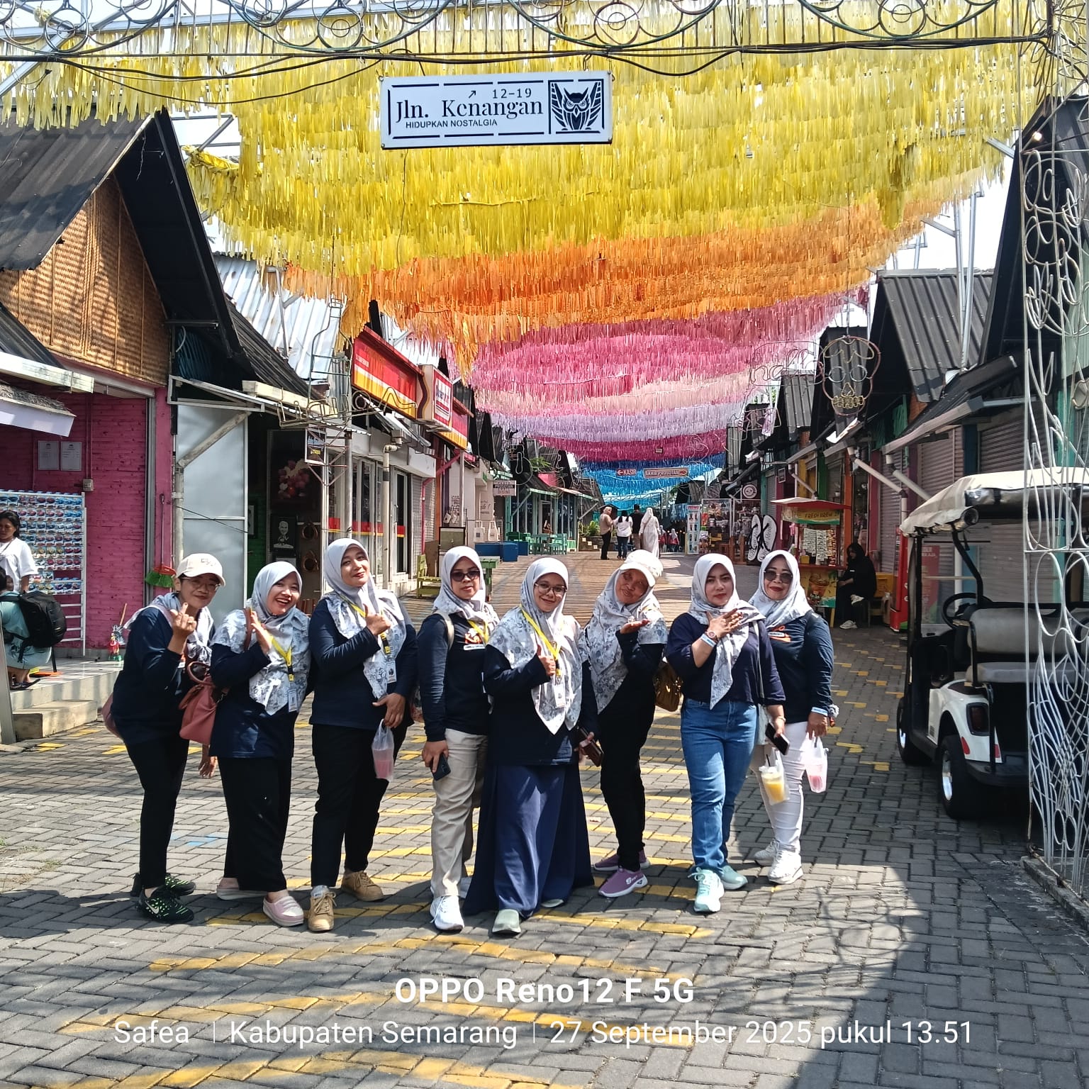 Pelaku UMKM berkunjung bersama ke kawasan pertokoan.