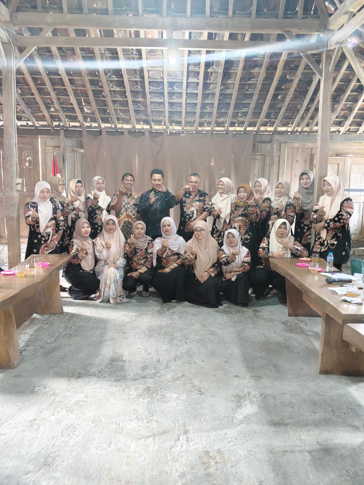 Anggota Forkom UMKM berfoto bersama di aula.