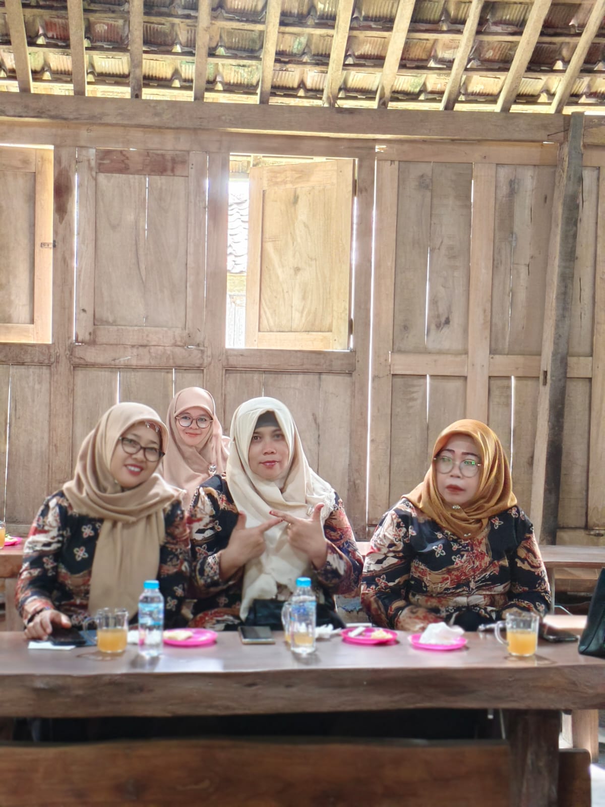 Rombongan berfoto di depan toko produk lokal.