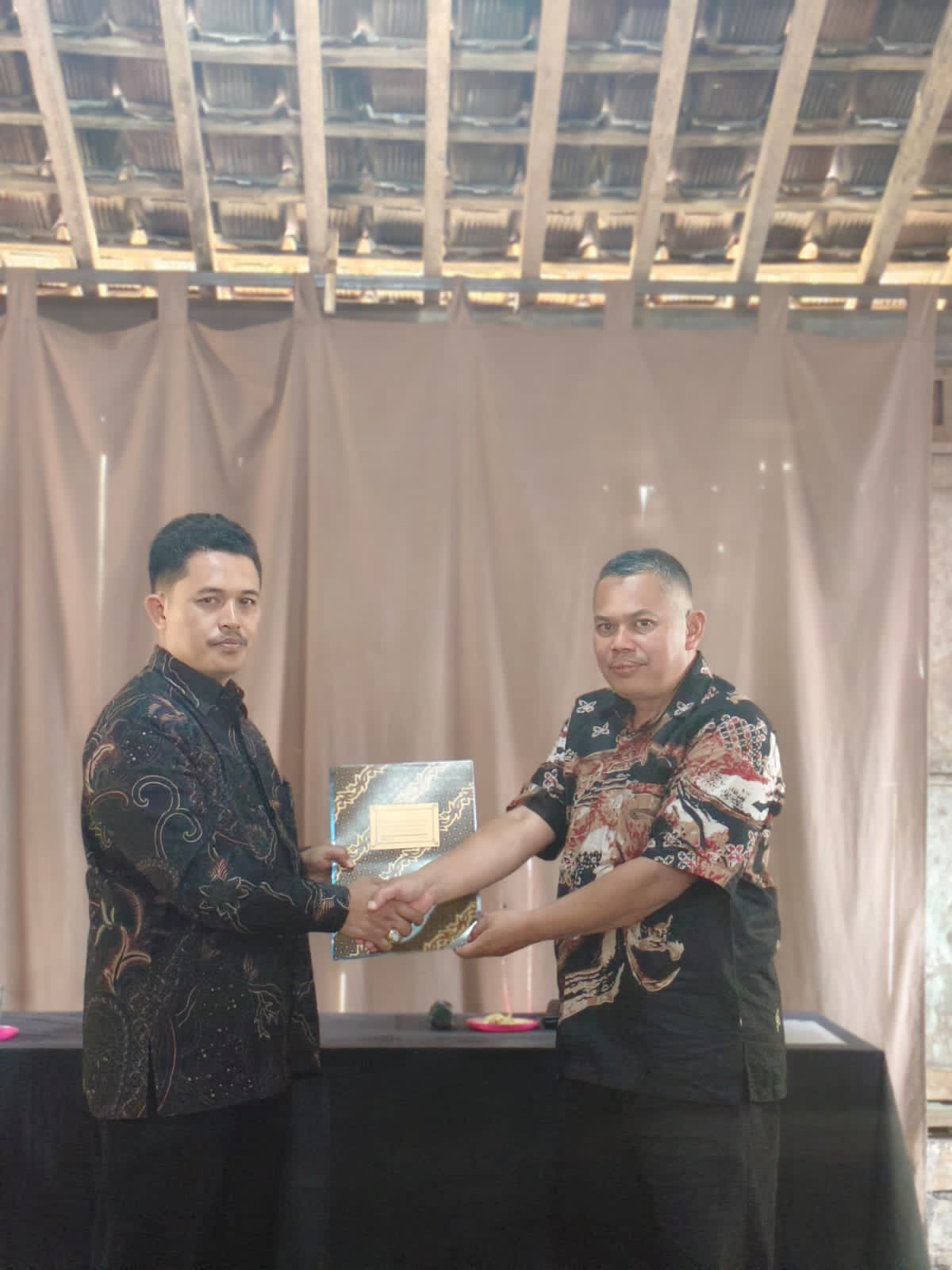 Pelaku UMKM memperkenalkan produk kepada pengunjung.