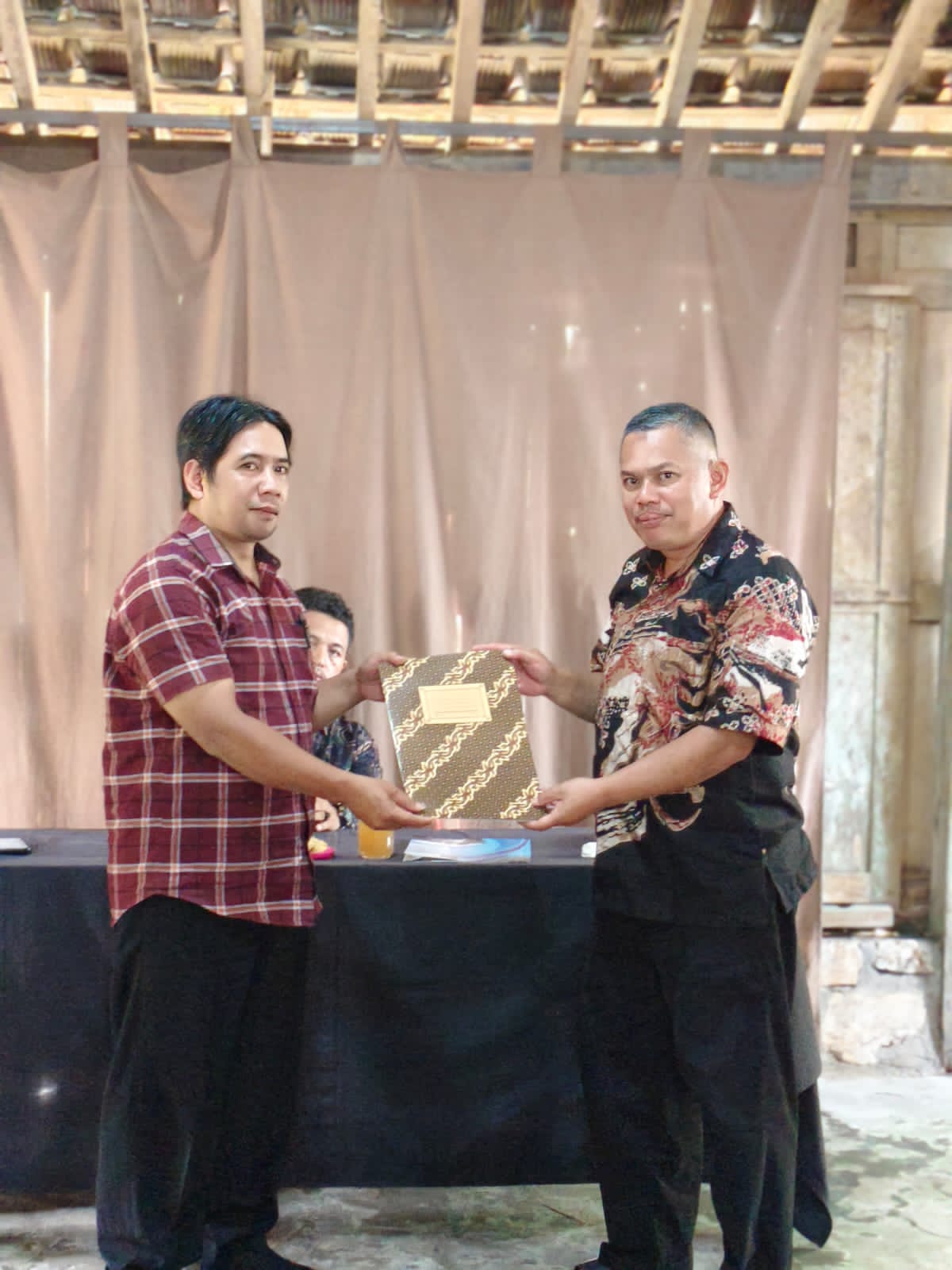 Dokumentasi penyerahan penghargaan kepada pelaku UMKM.
