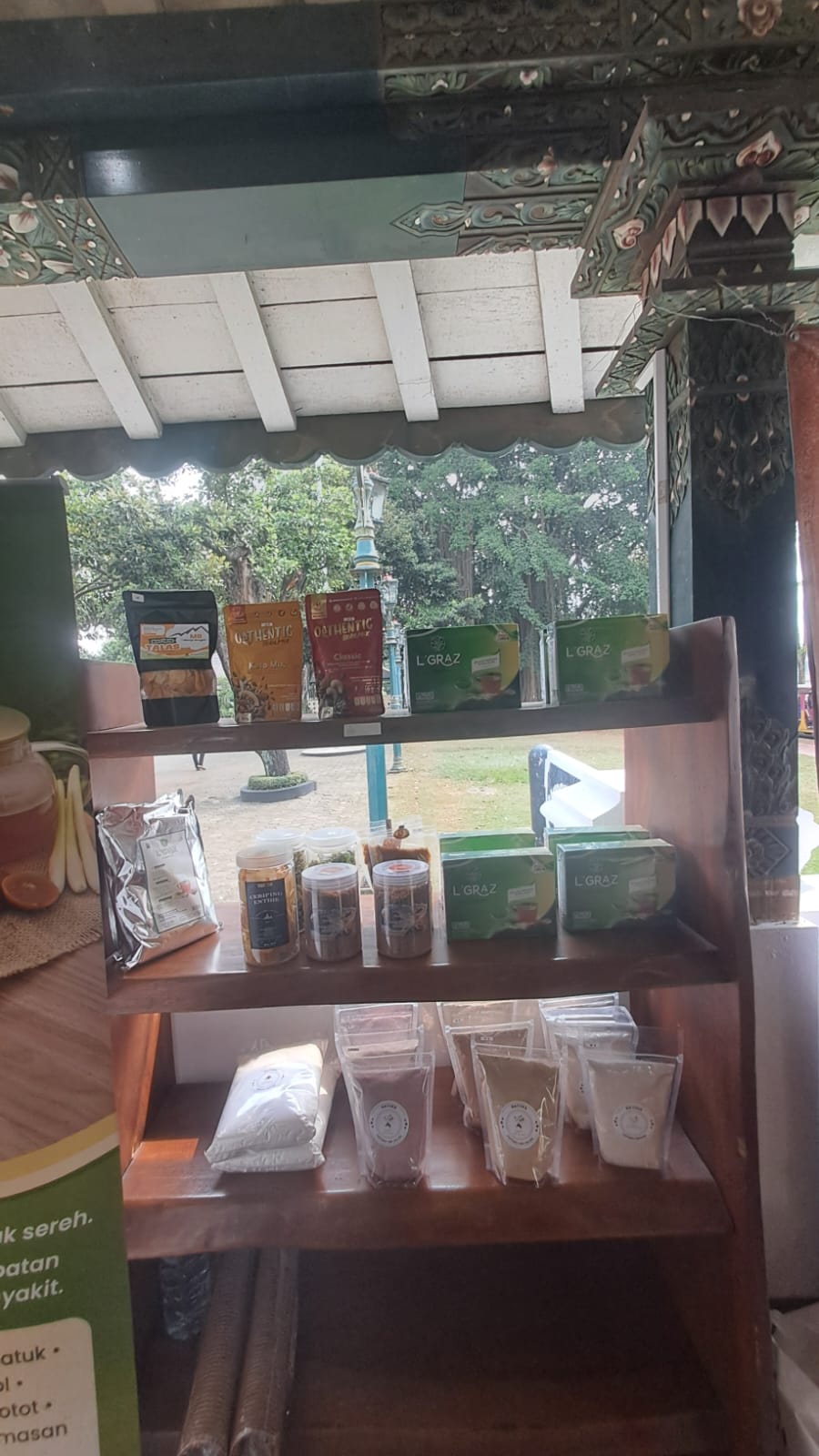 Beragam produk lokal dipajang di rak pameran.