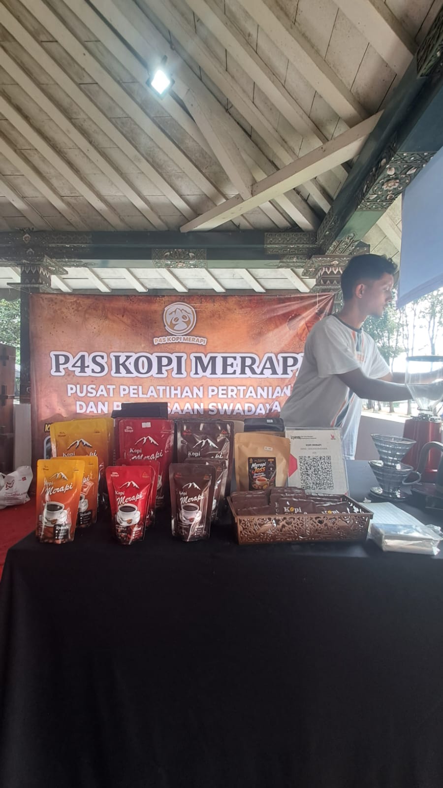 Produk Kopi Merapi ditampilkan pada stan pameran.