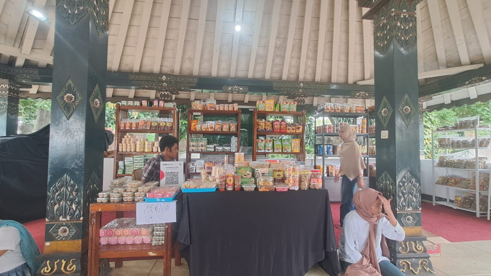 Beragam produk UMKM dipamerkan di stan Kepuharjo.